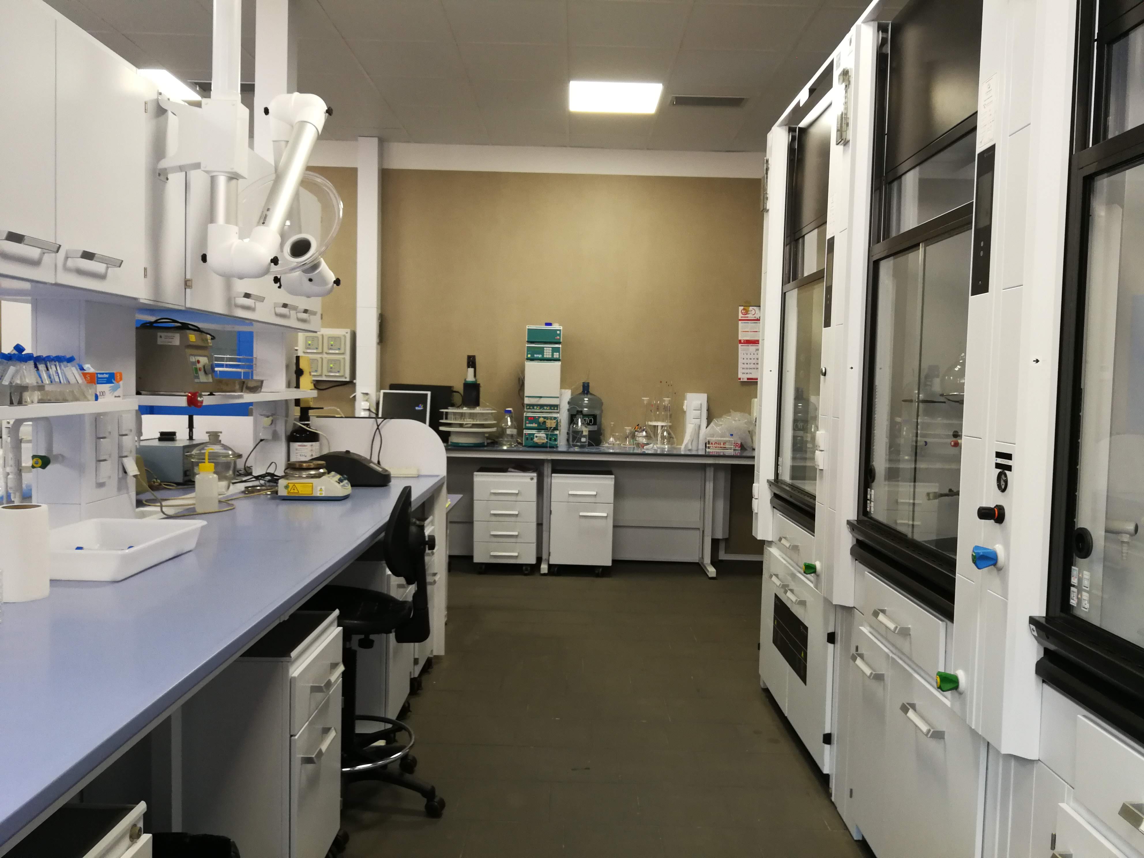 Cromatógrafo iónico y vitrinas