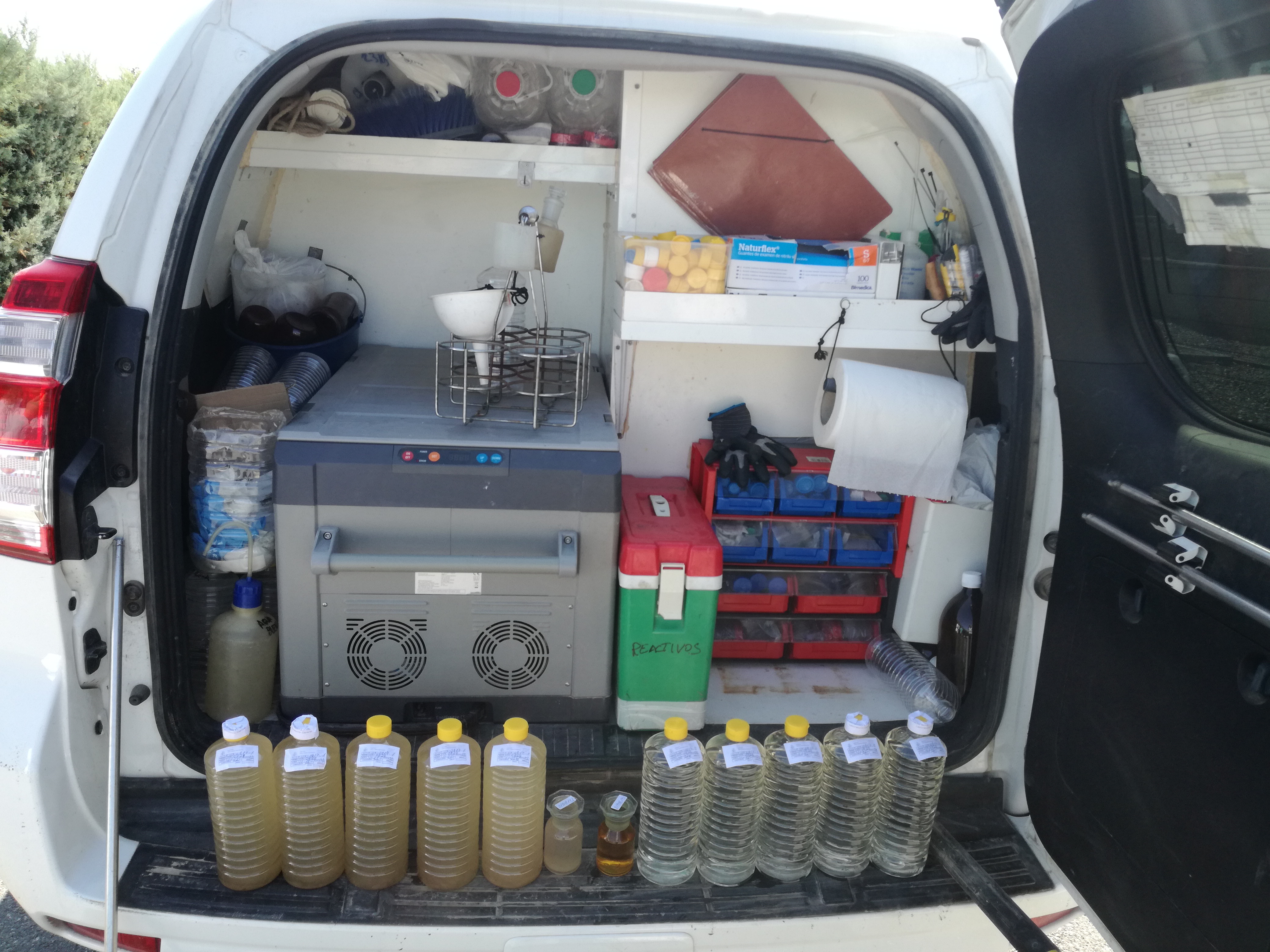 Interior del vehículo de toma de muestras