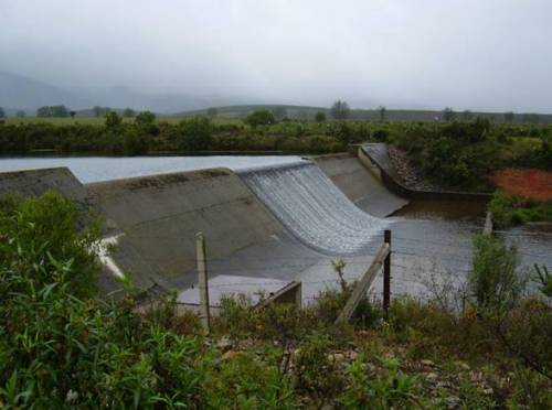 Azud construido en el cauce del río Yeltes.