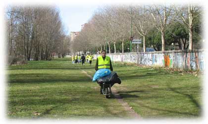 Voluntarios en el río Arlanzón, Burgos