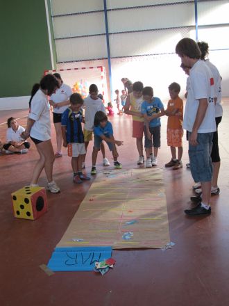 Gimkana del agua en el polideportivo de Madrigal de la Altas Torres, dinamizada por la asamblea de Cruz Roja de esta localidad abulense